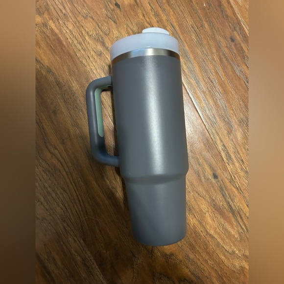 Stanley Tumbler - Picture 2 of 5